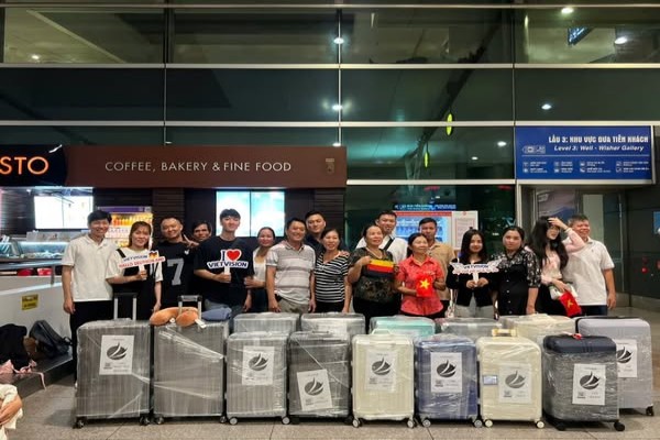 Chuyến đò của 8 em học sinh sang Đức