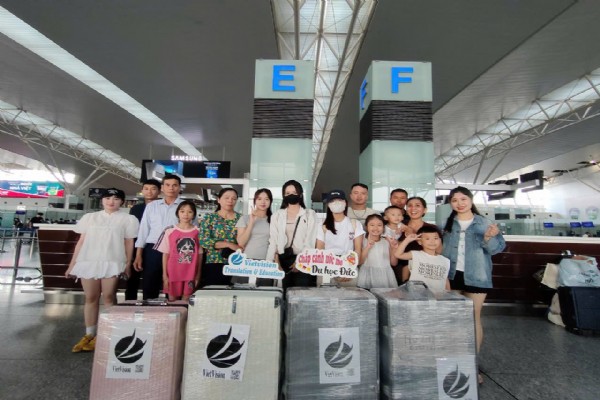 Hai cô gái bay sang Đức học tập