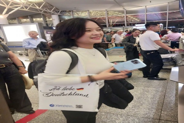 chuyến bay của cô học trò Huế sang Đức